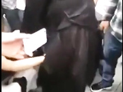 悍妇当街暴打偷手机无内女贼 众人围观看逼逼