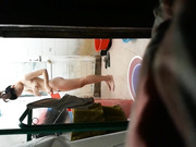 最近新租的的房子有惊喜晚上能偷窥到房东的大学生女儿洗澡看着她黑黑的逼毛好有欲望