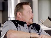 老爸在老婆做饭时沙发上抽插正妹女儿