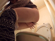 盗站新流坑神潜入大厦写字间公共女坐便双视角偸拍全是气质美女白领各种肥美鲍鱼靓妹的T裤都勒进屁股里了