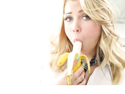 可爱的金发卡利火花给继父完整的GF体验