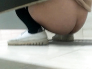 廁拍大神潛入某高檔寫字樓尾隨幾個白領小姐姐進入女廁偷拍 形態各異肥臀大屁股看得讓人欲火焚身 1080P高清原版