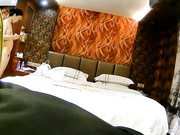 精品酒店纹身小哥和漂亮女友开房啪啪意外的发现了电视机旁边隐藏的摄像头研究一下