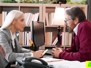 白发研究生用身体引诱她的教授获得额外学分