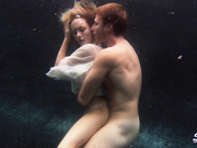 唯美系气质女郎白色内衣下乳房在水下时隐时现被抱着屁股舔着嫩逼玩上下姿势后入插入