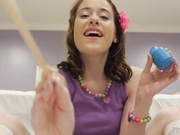 几乎无法带走她的第一只怪物公鸡