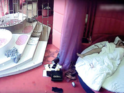 情趣酒店水滴摄像头监控偷拍两个女同开房磨豆腐看地上的奢侈品两个应该家境不错