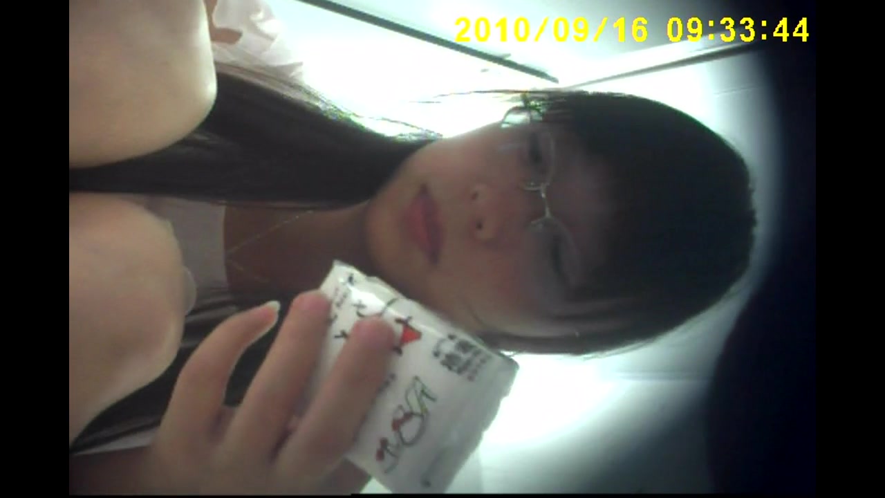 超男双镜头164好清凉的短裤女生,擦完还滴了一点尿