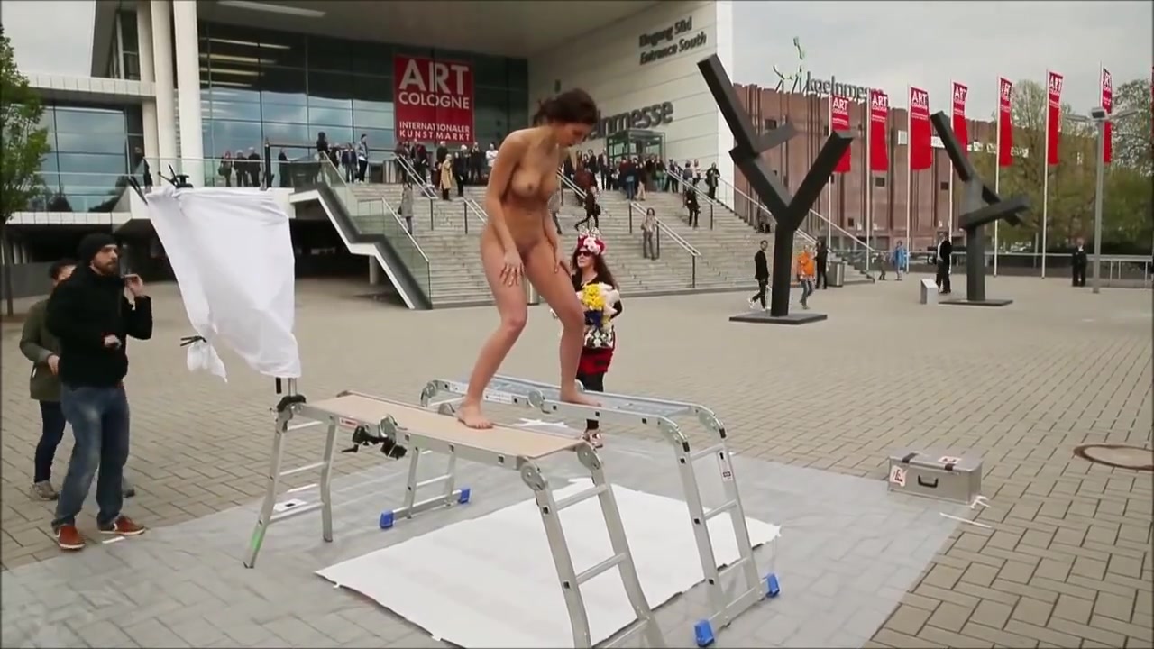 很火的瑞典行为女艺术家MiloMoire在人来人往的广场上全裸BB吐球作画展示行为艺术720P高清