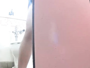 【全網首發】【浴場廁拍】外站最新流出-海邊浴場女廁偷拍顏值不錯的美眉脫光衣服尿尿 扯了不少衛生紙，換衣+蹲馬桶，8人次，應有盡有～勁爆收藏