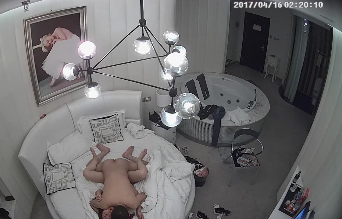 【360水滴TP】年轻小情侣睡前来一炮 大胸妹子先口硬了再坐上去 叫声很销魂