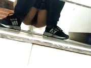 国内牛人潜入地铁尾随妹子进女厕近距离偷拍1080P高清