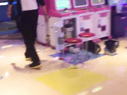 洛丽塔人前露出系列第一部 带着肛塞电玩城骑摩托车