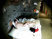 特色洞穴房大奶妹开好房等候男友来了衣服不脱激情互搞脱光后继续大战连干3次小伙抠穴厉害妹子喜欢吃J8