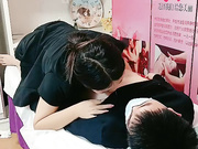 按摩店勾搭技师黑丝露脸做服务压在身下干射