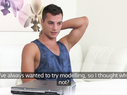 女探员在探员的阴部卸下一个巨大的奶油馅饼