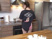 Evelin Stone  两个辣妹邋遢地给他们的男友打手枪