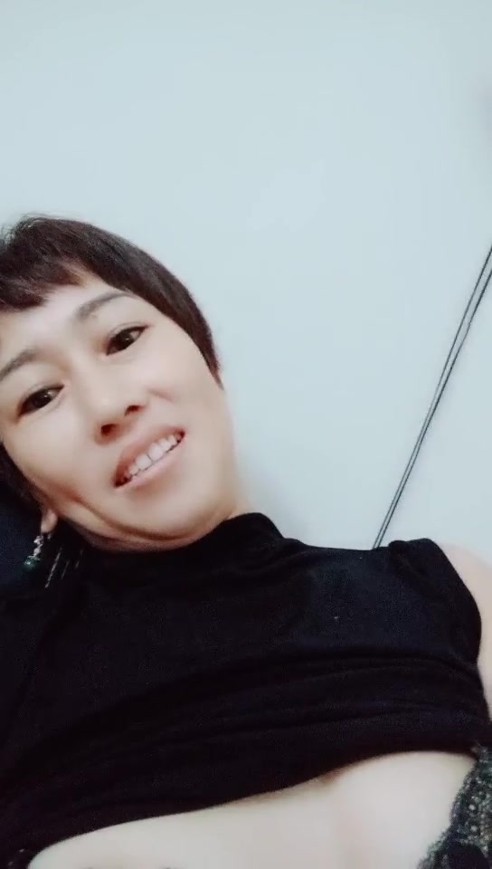 姐姐带你玩多人游戏口交舔逼让大哥直接射嘴里