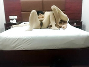 约草少妇吃着奶子压在身下爆草抽插