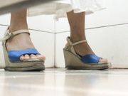 国内厕拍大神潜入某大厦写字楼女厕偷拍几个白领姐姐嘘嘘