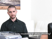 女探员巨大的Cumshot覆盖了探员的阴部