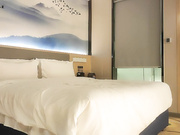 如假包换 正宗白皙美腿美少女，脸蛋儿长得像个洋娃娃