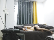 小嫩妹喜持久的累瘫在床，玩着手机再也不想起来了