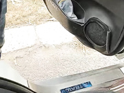 性感的骚妇开车出来发骚真空黑丝玩大黑牛