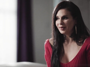 风情万种牛仔短裤人妖和丰满骚妇玩起逼妖性爱