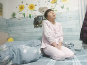 约良家骚女居家操逼撩开被子吸吮舔屌激情猛操