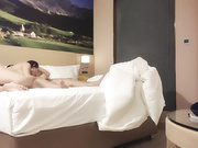 美腿少妇一副贵妇的样黄色齐逼短裙太亮眼了