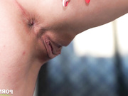 刺激剧情一美女新兵报道和几个帅哥一起锻炼完回到床上就被按在床上群奸双插阴户干的嗷嗷淫叫