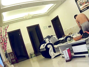 家庭实况360监控拍中年夫妻在客厅沙发上看电视看着看着大叔就扒下老婆的内裤爽一下