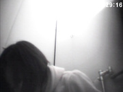 超男双镜头190屁股好痒,蹲下抓抓,顺手把尿擦