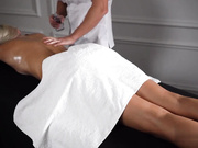 真的作弊青少年贝贝与大屁股获取饼后油按摩_意想不到的性爱 Amateur Couple CarryLight