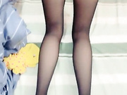 妹子双人黑丝上位骑乘再换黄色袜子后入