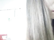 嫩妹震动棒用完自慰棒插穴最后穿上网丝