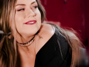 纹身宝贝Karmen Karma得到一些粗糙的DP动作