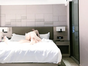 巨乳小妹陪妹子聊天浓亲蜜意妹子已经不能自拔