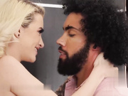 现实之王-詹姆斯·安吉尔带萝拉·菲去度假，但她有个主意，先给他猫咪