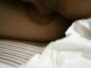 【真实MJ】忽悠大一小学妹出来旅游趁机迷晕，带到房间换丝袜，掰穴玩胸肆意把玩青春的胴体真开心