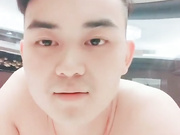 帅气男一次约了2位楼凤少妇玩一龙二凤