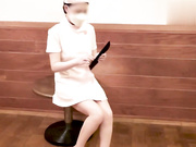 粉红护士装加黑丝被按在沙发上抽插