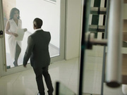 性感的房地产经纪人上门为客户提供服务