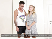 大屌深插白虎嫩妹侧入打桩搞得呻吟不断尖叫