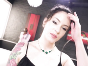 完美的黑发安娜·德维尔展示了她完美身材