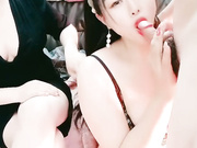 浓妆大眼骚货丰满巨乳抓住男主的屌就爱不释手