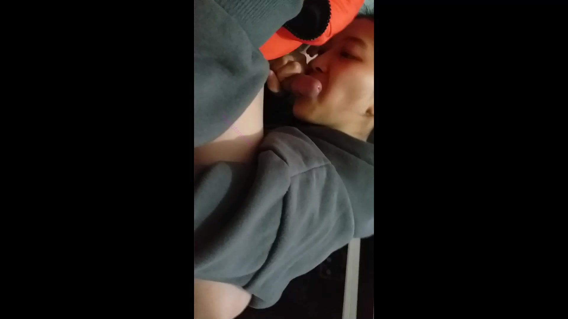 极度反差清纯美丽大学生妹子与男友性爱自拍流出私处又粉又水